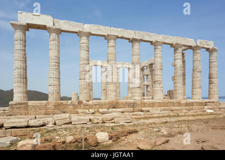 Seitliche Sicht auf den Poseidon-Tempel am Kap Sounion Stockfoto