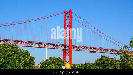 25. April Brücke über den Tejo in Lissabon aka Salazar-Brücke Stockfoto