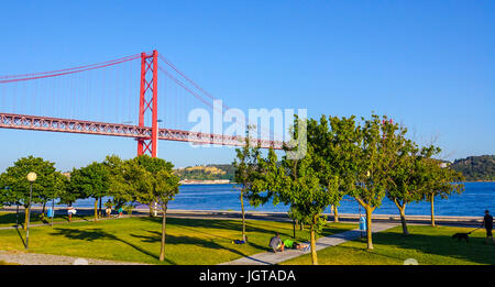 Berühmte 25. April-Brücke über den Fluss Tajo in Lissabon aka Salazar-Brücke Stockfoto