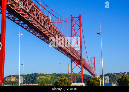 25. April Brücke über den Tejo in Lissabon aka Salazar-Brücke Stockfoto