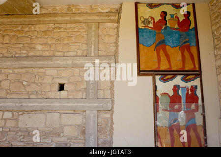 Knossos, Kreta, Griechenland. Minoische Ausgrabungsstätte. Prozession Fresko, Nachbau Stockfoto