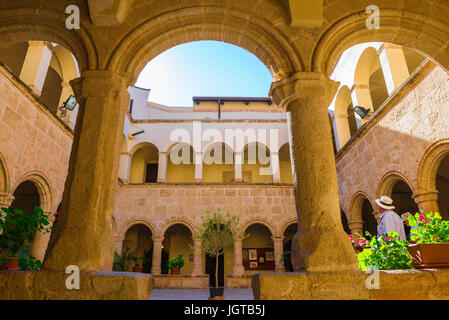 Kreuzgang mediterrane Kirche, das 14. Jahrhundert Kloster San Francesco Church in der Altstadt von Alghero, Sardinien, Italien. Stockfoto