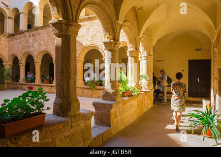 Kreuzgang mediterrane Kirche, das 14. Jahrhundert Kloster San Francesco Church in der Altstadt von Alghero, Sardinien, Italien. Stockfoto