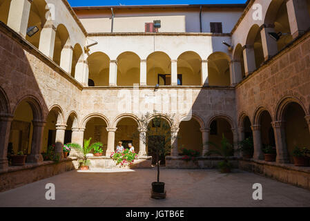 Kreuzgang mediterrane Kirche, das 14. Jahrhundert Kloster San Francesco Church in der Altstadt von Alghero, Sardinien, Italien. Stockfoto