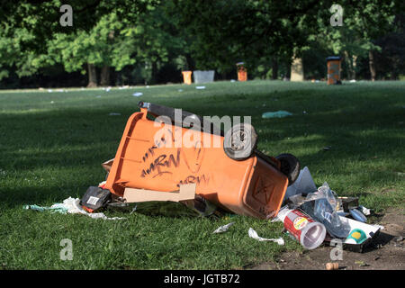 Papierkorb Aufräumen nach einer Großveranstaltung Stockfoto
