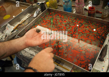 Studenten bei der Arbeit im Studio von hikmet barutcugil, vor allem der Türkei lebenden ebruzen, oder Meister der Marmorierung, uskadar Istanbul. Stockfoto