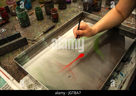 Studenten bei der Arbeit im Studio von hikmet barutcugil, vor allem der Türkei lebenden ebruzen, oder Meister der Marmorierung, uskadar Istanbul. Stockfoto