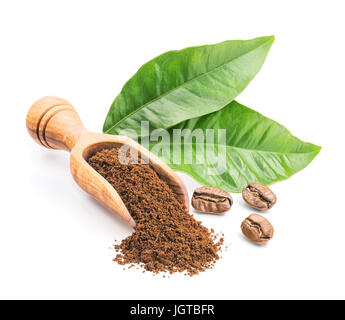 Gemahlenen Kaffee isoliert auf weiss Stockfoto
