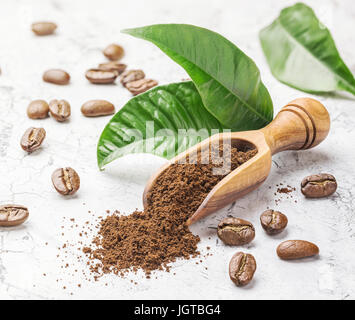 Gemahlenen Kaffee, Bohnen und Blätter Stockfoto