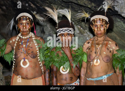 Neuguinea, Indonesien - 13 Januar: Frauen Yaffi Stamm in der traditionellen Färbung. Stockfoto