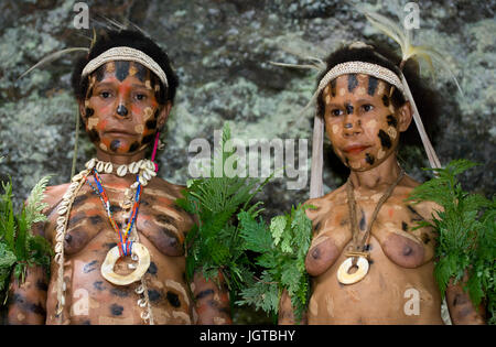 Neuguinea, Indonesien - 13 Januar: Frauen Yaffi Stamm in der traditionellen Färbung. Stockfoto