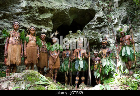 Neuguinea, Indonesien - 13 Januar: der Häuptling des Stammes Yaffi mit Frauen in der traditionellen Färbung. Stockfoto