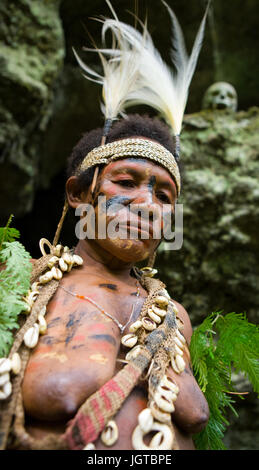 Neuguinea, Indonesien - 13 Januar: Porträt einer Frau in der traditionellen Stammes-Yaffi Färbung Stockfoto