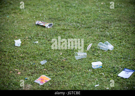 Papierkorb Aufräumen nach einer Großveranstaltung Stockfoto