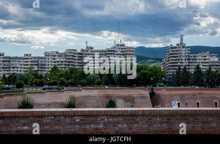 Wohnung Blöcke gesehen von Alba Carolina Festung in der Stadt Alba Iulia in Alba County, Siebenbürgen, Rumänien Stockfoto