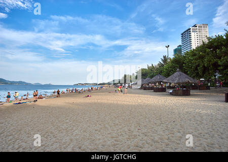 Nha Trang City Beach am Abend, Vietnam. Stockfoto