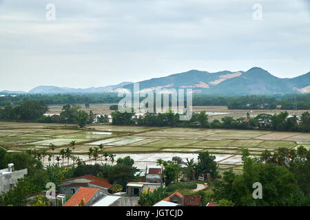 Reis Handwerkkunst aus einem hohen Winkel anzeigen mit Bergen im Hintergrund in Phong Nha-Ke Bang Nationalpark, Vietnam. Stockfoto