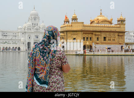 Amritsar, Indien - 25. Juli 2015. Ein Sikh Frau stand am goldenen Tempel in Amritsar, Indien. Stockfoto