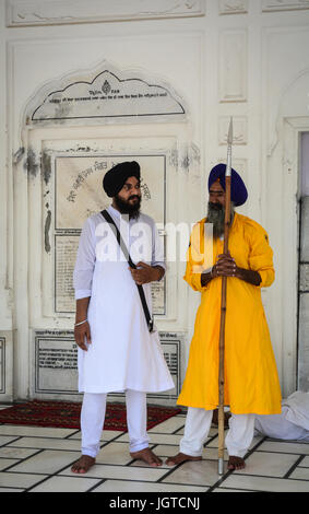 Amritsar, Indien - 25. Juli 2015. Sikh Wachen stehen an den goldenen Tempel in Amritsar, Indien. Stockfoto