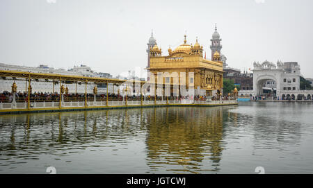 Amritsar, Indien - 25. Juli 2015. Der Hauptpalast im Goldenen Tempel in Amritsar, Indien am regnerischen Tag. Stockfoto