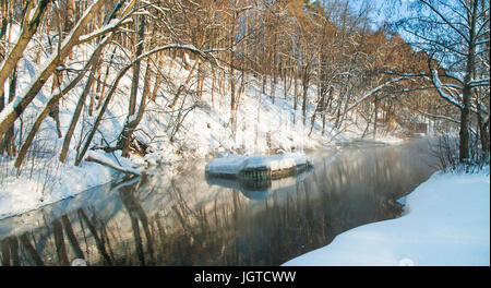 nicht eiskalten Fluss im Winterwald, Kazan, Russland Stockfoto