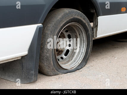 Flache Hinterreifen des Kleinbusses. Stockfoto