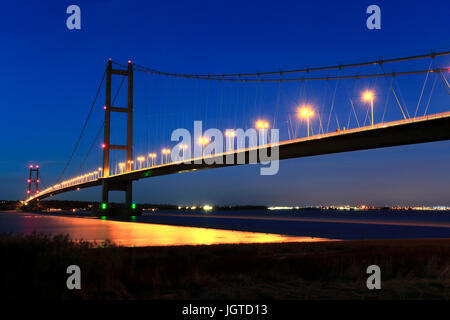 Humber Bridge bei Nacht, von Barton-upon-Humber Dorfseite, East Riding of Yorkshire, England Stockfoto