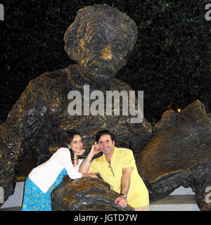 Paar / Touristen besuchen das Albert-Einstein-Memorial in Washington, D.C. bei Nacht - The Albert Einstein Memorial ist eine monumentale Bronzestatue. Stockfoto