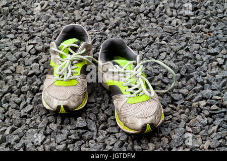 Ein paar verschlissene Laufschuhe Stockfoto