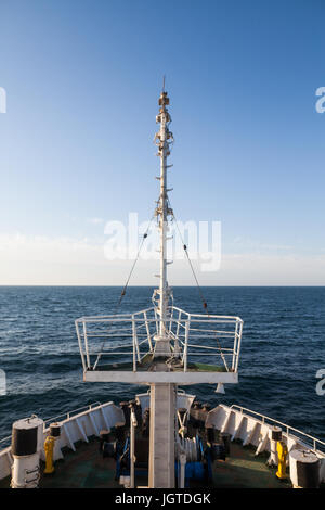 Farbbild des einige Antennen auf dem Deck ein Passagierschiff. Stockfoto