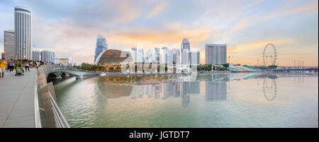 zentralen Skyline von Singapur in der Abenddämmerung Stockfoto