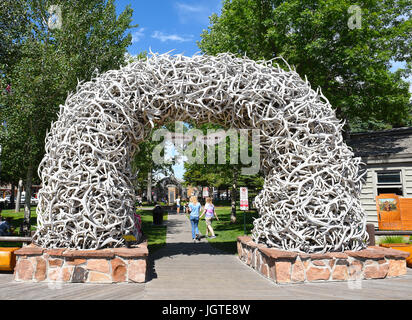 JACKSON HOLE, WYOMING - 26. Juni 2017: Altstädter Ring Geweih Arch. Es ist ein Elch Geweih Bogen an die an den vier Ecken des Quadrats. Es dauert ca. 2 Stockfoto