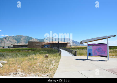 BRIGHAM CITY, UTAH - 28. Juni 2017: Bear River Migratory Bird Zuflucht Besucherzentrum. Die Hütte umfasst die Bear River und das Delta, wo es fließen, Stockfoto