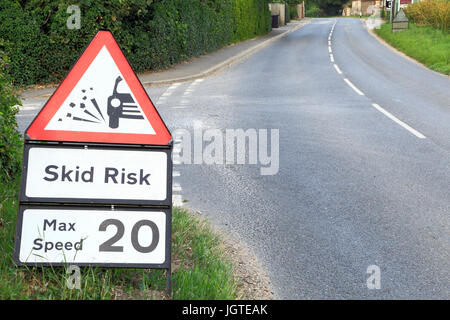 Skid Risiko Zeichen, für Autofahrer, 20 km/h Höchstgeschwindigkeit Warnung, England, UK Stockfoto