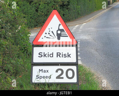 Skid Risiko Zeichen für Autofahrer, 20 MPH Höchstgeschwindigkeit Warnung, England, UK Stockfoto