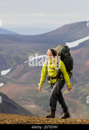 Junge Frau Wandern in Island Stockfoto