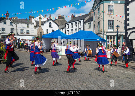 Traditionellen Morris Tänzerinnen in Ulverston Marktplatz als Bestandteil der Furness Tradition Folk Festival Ulverston Cumbria Stockfoto