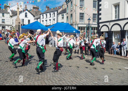 Traditionellen Morris Tänzerinnen in Ulverston Marktplatz als Bestandteil der Furness Tradition Folk Festival Ulverston Cumbria Stockfoto
