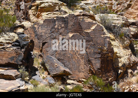 PAROWAN, UTAH - 29. Juni 2017: Parowan Lücke Petroglyphen. Am Rande der kleinen ausgetrockneten Salzsee liegt eine natürliche Lücke in den Bergen, bedeckt mit hun Stockfoto