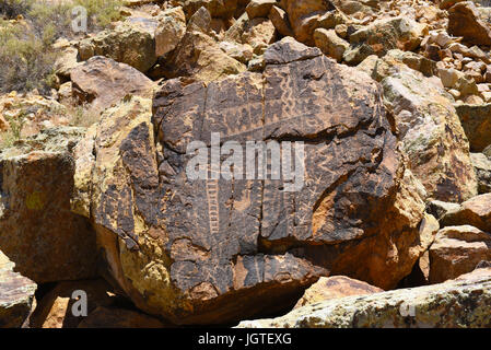 PAROWAN, UTAH - 29. Juni 2017: Parowan Lücke Petroglyphen. Am Rande der kleinen ausgetrockneten Salzsee liegt eine natürliche Lücke in den Bergen, bedeckt mit hun Stockfoto