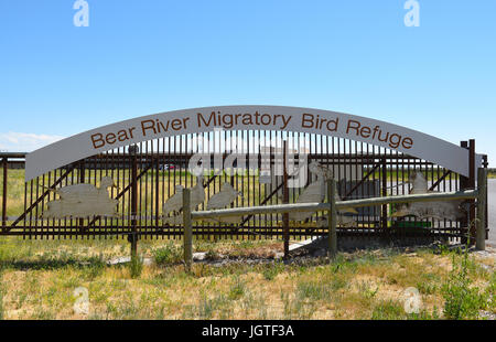 BRIGHAM CITY, UTAH - 28. Juni 2017: Bear River Migratory Bird Zuflucht Eingangstor und Zeichen. Die Schutzhütte deckt die Bear River und das Delta wo es f Stockfoto