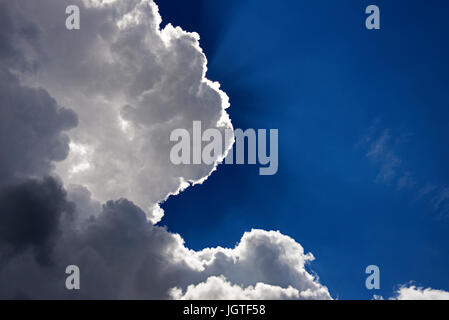 Jede Wolke hat einen Silberstreifen am Horizont Stockfoto