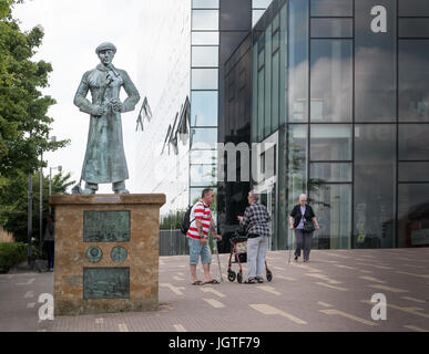 Ein Bronze-Denkmal zu PLUTO, Stahlarbeiter und die Stahlindustrie in Corby (inzwischen aufgelösten) außerhalb des Cube-Gebäudes im Corby Town Centre, Northam Stockfoto