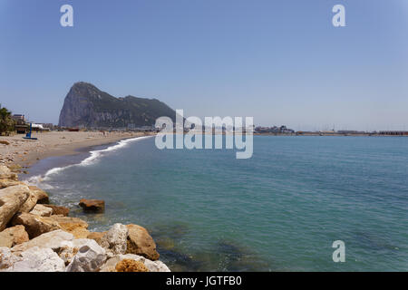 Berühmten Felsen von Gibraltar, gesehen von La Linea in Spanien Stockfoto