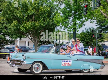 Grand Marshall, Bürgermeister Mark Epley Reiten in der Rücken von einem 1950er Jahre Ära Chevy in den vierten Juli parade in Southampton, ny Juli 2017 Stockfoto