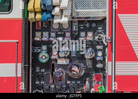 Detail der Messgeräte und Zifferblätter auf einem großen Feuerwehrauto Stockfoto