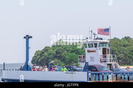 Shelter Island Fähre seinen Weg von North Haven auf Shelter Island mit Menschen und Autos Stockfoto