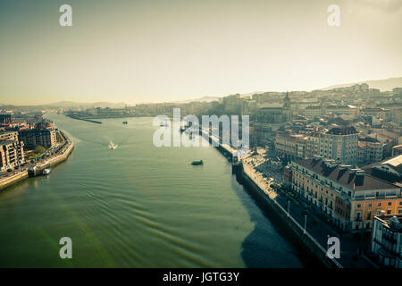 Die Stadt von Portugalete, Spanien, Blick von der Hängebrücke Stockfoto