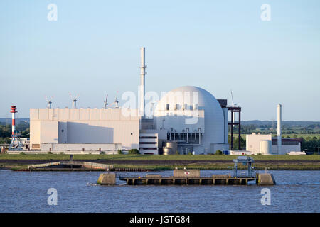 Riverside-Ansicht des Kernkraftwerks Brokdorf. Es begann im Oktober 1986 und die Stilllegung für 2021 geplant ist. Stockfoto