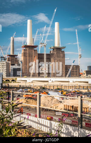 Das neue Battersea Power Station, das sich im Bau befindet, wurde vom Battersea Park Bahnhof in London, England, Großbritannien aus gesehen Stockfoto